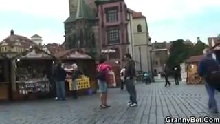 Alte Großmutter stürzt sich gierig auf einen Schwanz #4