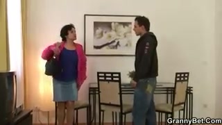 Alte Großmutter stürzt sich gierig auf einen Schwanz #9
