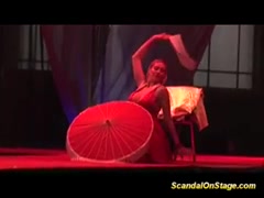 Skandal auf der Bühne - Vollbusige Stripperin nutzt Sexspielzeug #4
