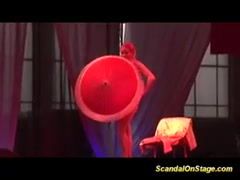 Skandal auf der Bühne - Vollbusige Stripperin nutzt Sexspielzeug #5