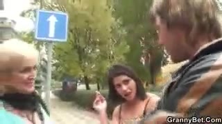 Alte, versaute Prostituierte lässt es sich von hinten besorgen #4