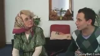 Versaute Großmutter verschenkt ihre Muschi für einen Fick #1
