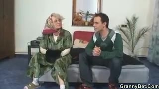 Versaute Großmutter verschenkt ihre Muschi für einen Fick #3