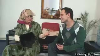Versaute Großmutter verschenkt ihre Muschi für einen Fick #4