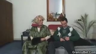 Versaute Großmutter verschenkt ihre Muschi für einen Fick #6
