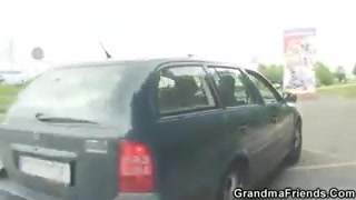 Alte Schlampe frisst draußen zwei harte Schwänze #8