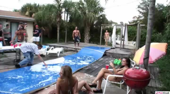 Ein Ehepaar während einer Party mit Barbecue im Pool mit Freunden berührt sich heiß #1