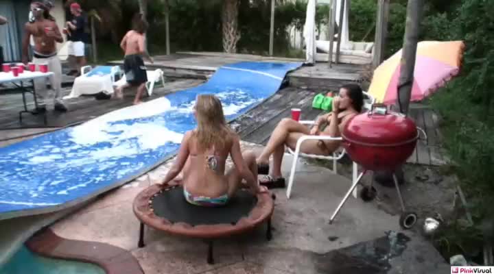 Ein Ehepaar während einer Party mit Barbecue im Pool mit Freunden berührt sich heiß #3