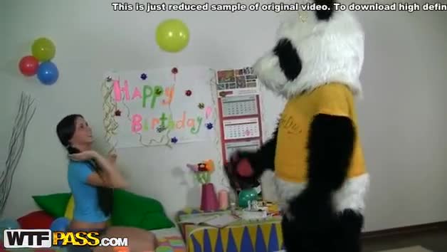 fing an, mit einem grossen Schwanz Spielzeug vpn Panda zu spielen #1