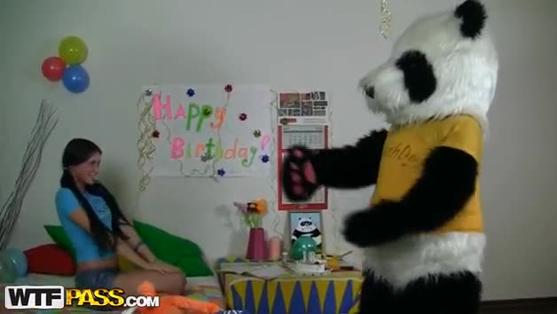 fing an, mit einem grossen Schwanz Spielzeug vpn Panda zu spielen #3