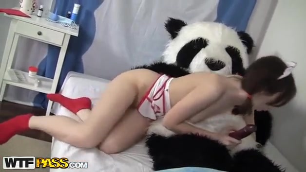Junge Krankenschwester vergnügt sich, sie fickt mit dem Teddy-Bär #20