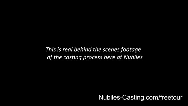Filmfirma Nubile: Die junge Tiny macht beim Porno-Casting eine harte Erfahrung #1