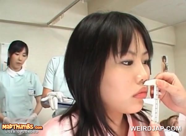 Junges, asiatisches Schulmädchen bekommt ihre Muschi beim Gynäkologen untersucht #10