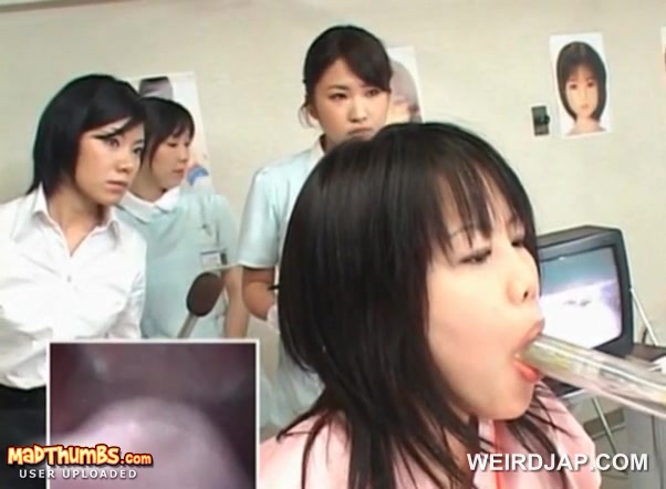 Junges, asiatisches Schulmädchen bekommt ihre Muschi beim Gynäkologen untersucht #13