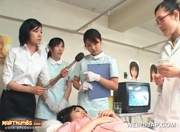 Junges, asiatisches Schulmädchen bekommt ihre Muschi beim Gynäkologen untersucht #8