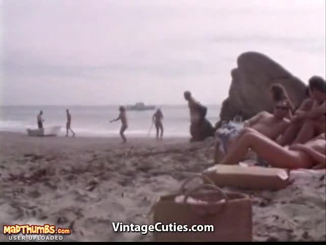 Natürliche Nudisten Girls beim Sex am wilden Strand #1
