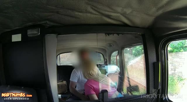 Blondes Luder mit dem Gesicht einer Puppe lutscht einen Schwanz im Sex-Taxi #2