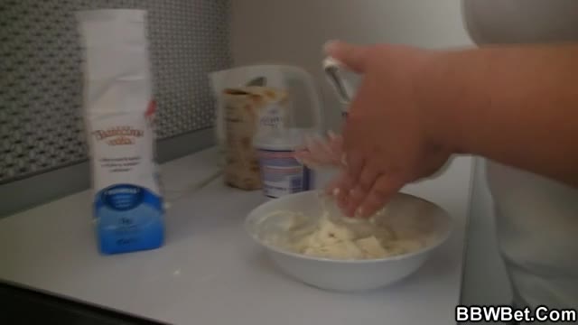 Diese geile Frau liebt kochen aber mehr einen Schwanzstück reiten #10