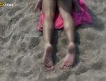 Dasi West streichelt ihren Freund am Strand #4