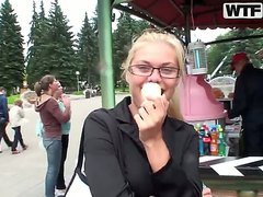 Ich möchte die sehr junge blonde Ivanka im Park ficken