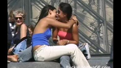 Junge indische Amateur College Freundinnen küssen in öffentlichen Platz  #6