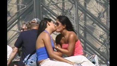 Junge indische Amateur College Freundinnen küssen in öffentlichen Platz 