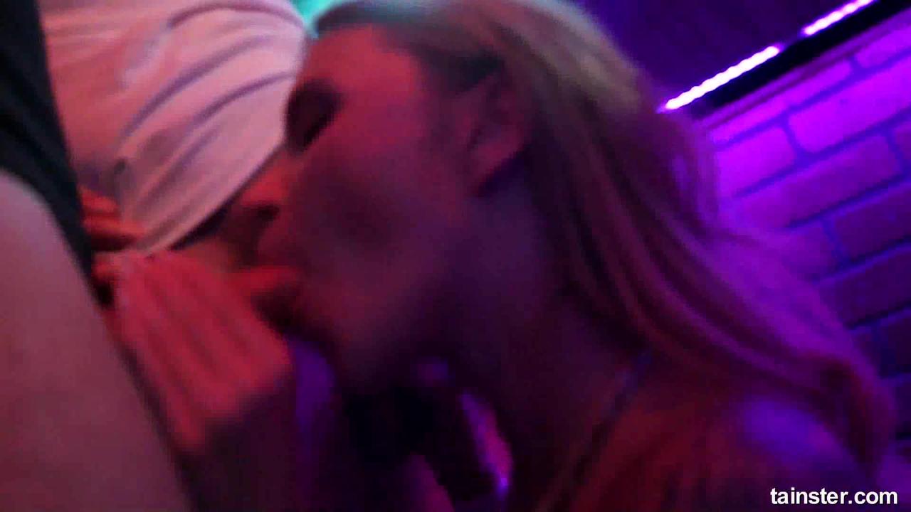 Orgie mit sexgeilen Mädels in einer Disko #3