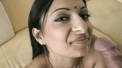 In POV Nahaufnahme wird Brünetter in indischem Porno ins Gesicht gespritzt  #7
