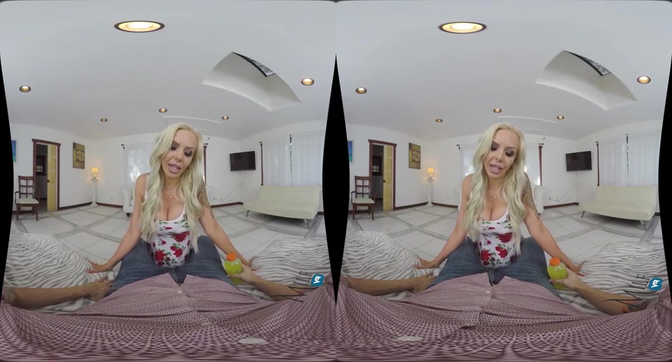 Blonder MILF Pornostar zeigt in Virtual Reality Porno heißen Kehlenfick #1
