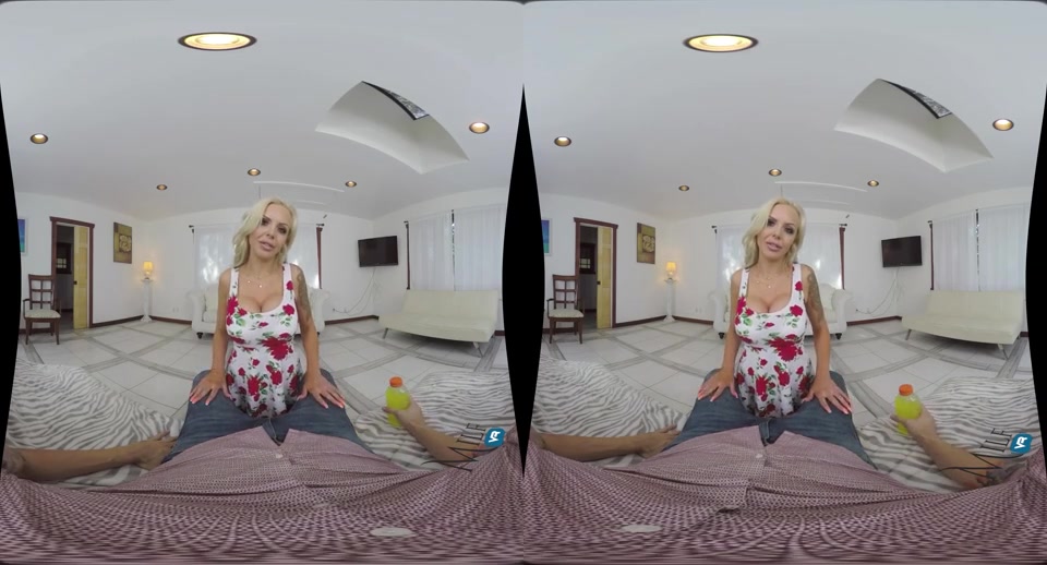 Blonder MILF Pornostar zeigt in Virtual Reality Porno heißen Kehlenfick #2