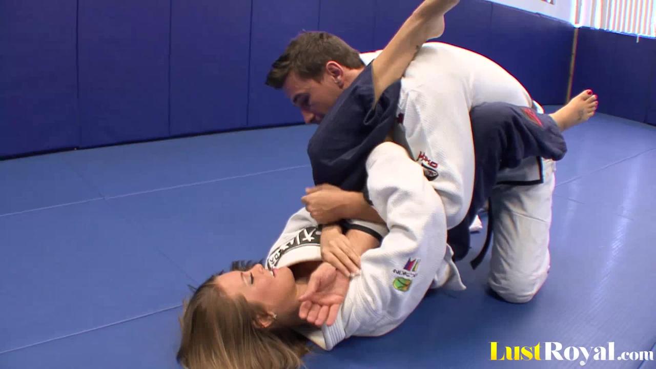Super Pornstar Megan Fenox fickt ihren Judolehrer #1