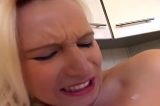BDSM mit Peitsche und heissem Wachs für blonde Sklavin in deutschem Porno #2