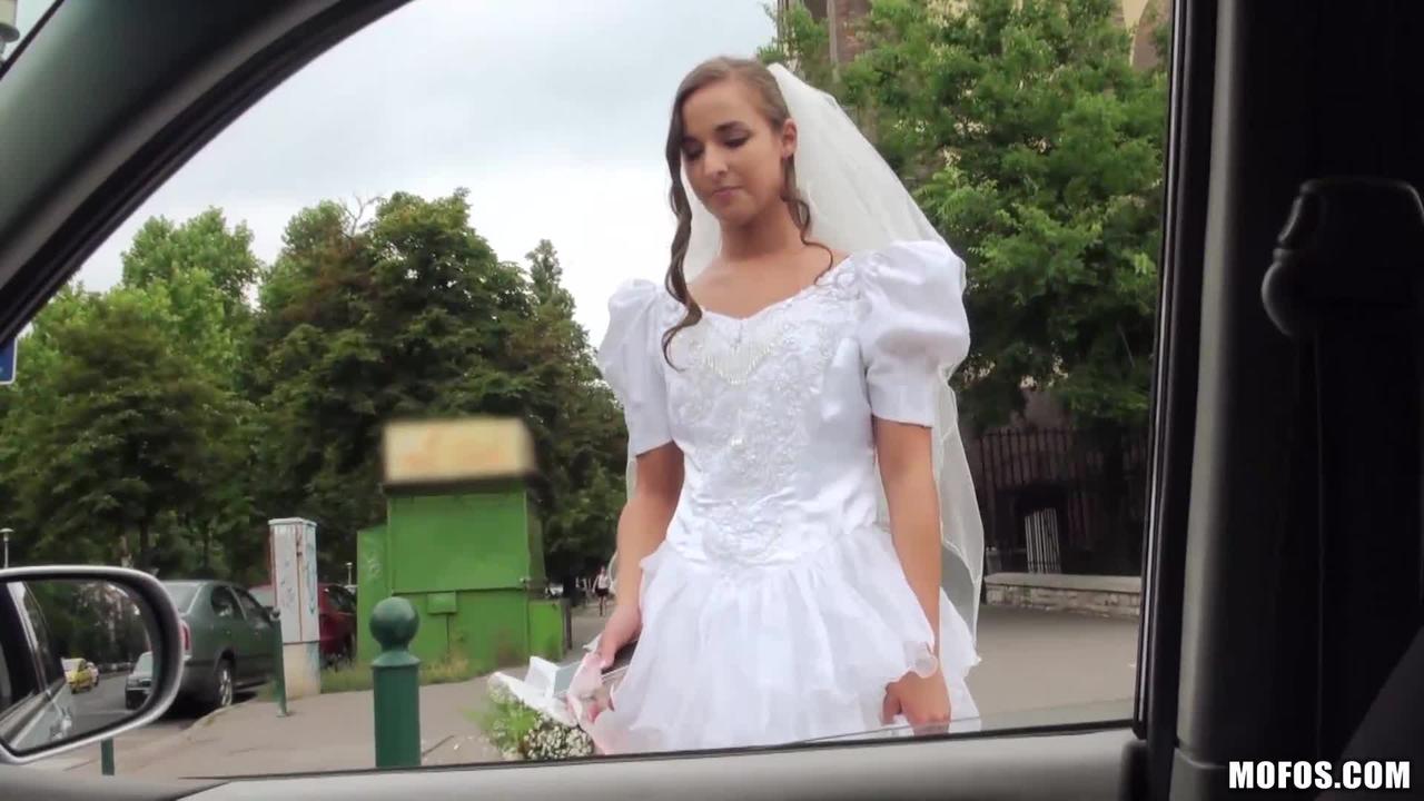 Braut Amirah Adara im Wagen gefickt #2