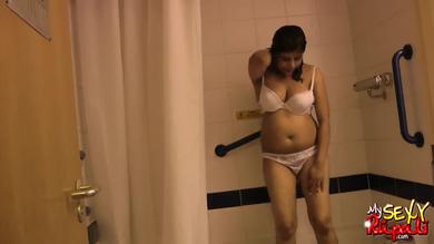 Mollige Amateurin Sonia strippt in der Dusche #2