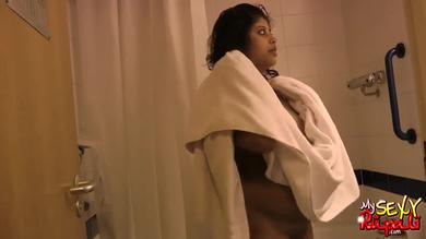 Mollige Amateurin Sonia strippt in der Dusche #4