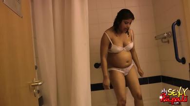 Mollige Amateurin Sonia strippt in der Dusche