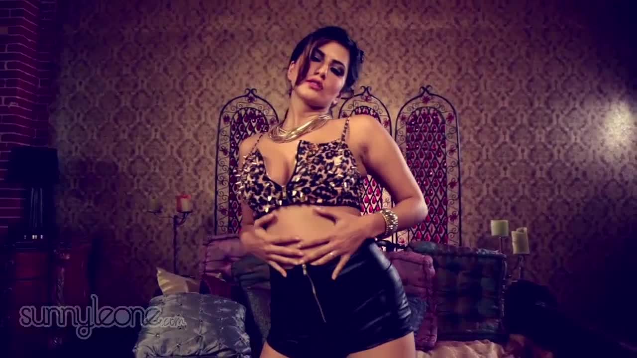 Sunny Leone reibt schön an ihrem Kitzler #1
