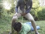 Fetisch Girl muss in deutschem Porno mal draussen Pisse loswerden #3