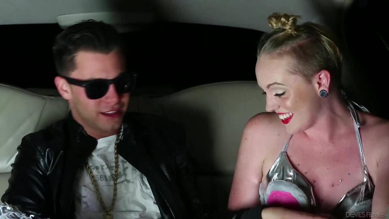 Seth Gamble und Miley Mae vögeln im Wagen #1