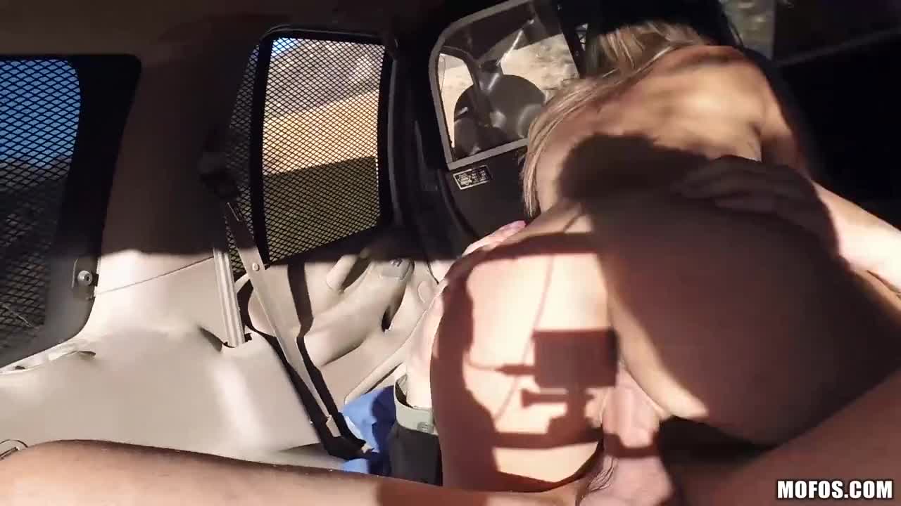 Blondine Sophia Torres im Auto gefickt #7