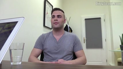 BigStr - Schlanker schwuler Kerl zieht sich nackt aus #1