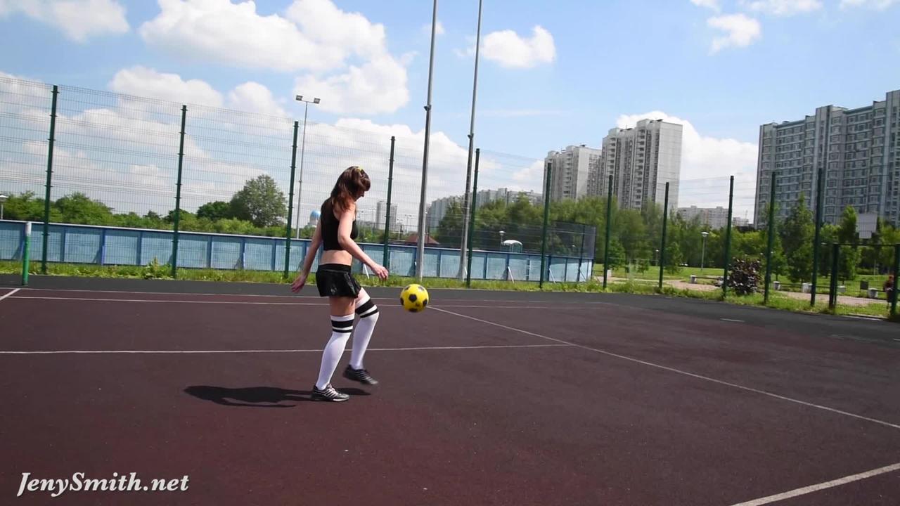 Schülerin Jeny Smith spielt Fußball im Minirock #5
