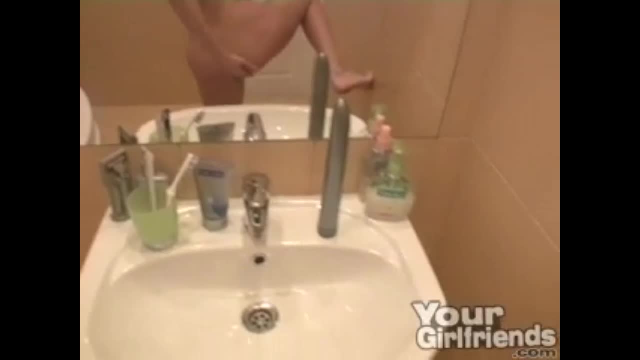 Amateur Brünette mit echten dicken Titten Leyla masturbiert vor dem Spiegel #2