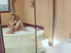 Asiatin befummelt sich in der Badewanne selbst #7