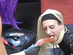 Devote Tranny Sklavin dient den Dominas