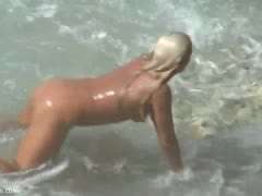 Blondes Ding nackt am Strand #3