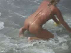 Blondes Ding nackt am Strand #4