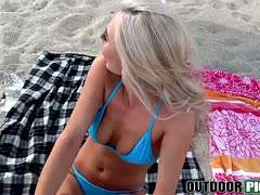 Blondes süßes Mädchen kümmert sich am Strand um einen Schwanz #1
