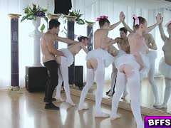 Ballettlehrer kommt mit vier Primaballerinas klar #4