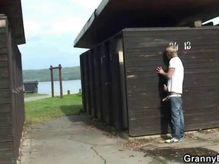 Oma, die schon eine Weile nicht mehr gefickt wurde, lässt sich von einem Teenager am Strand bumsen #14